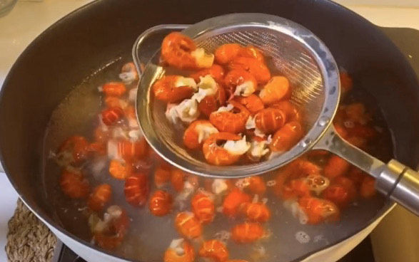 麻辣虾尾,洗干净的虾尾，水开下锅捞一下，不要煮太久，稍微捞一下就可以了，这样比较卫生。至此，虾尾的清洗就彻底结束了。