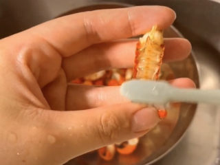 麻辣虾尾,然后拿出老公牙刷，把虾尾肚上的脏东西刷一刷，一般这个虾尾都处理过，比买活得小龙虾干净很多，不过建议还是多清洗一下，吃起来才安心。
