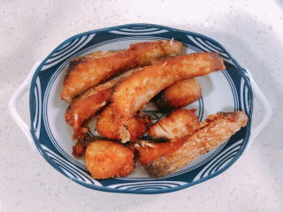 红烧鱼块,煎好之后捞起来。