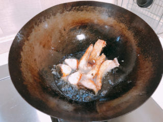红烧鱼块,翻面继续煎至金黄。