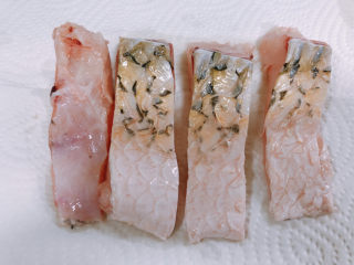 红烧鱼块,用厨房纸吸干鱼的水分。
