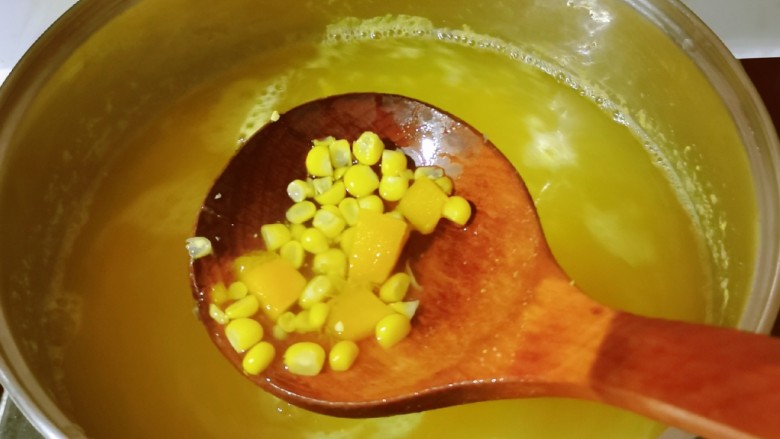 玉米南瓜粥,玉米粒和南瓜已经熟了。