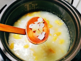 红薯南瓜粥,趁热放入冰糖，搅拌即可融化。