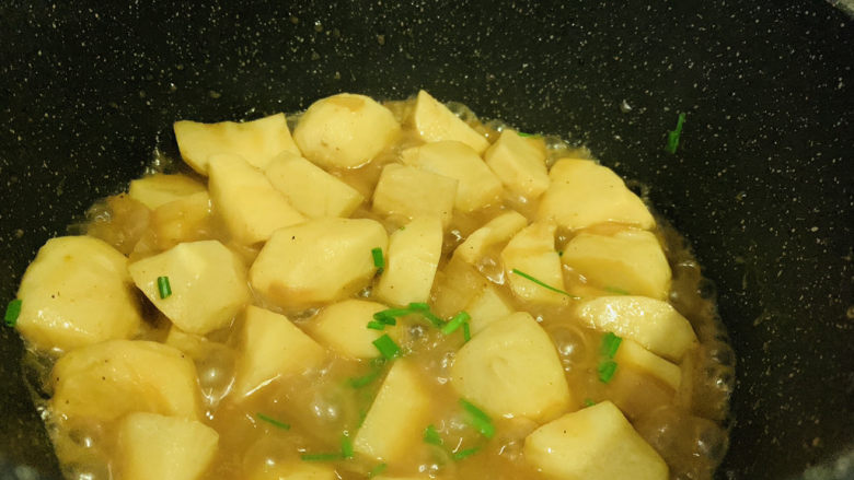 红烧芋头,芋头用筷子能轻松搓洞，汤汁浓稠，撒些葱粒，起锅