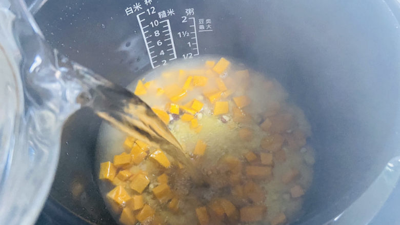 玉米南瓜粥,加入热水