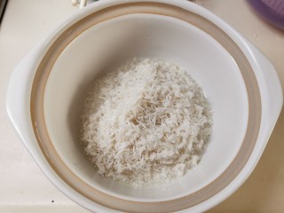 广式煲仔饭,大米淘洗干净，浸泡30-60分钟。