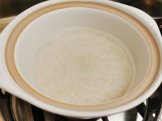 广式煲仔饭,放泡好的米，加适量的水，盖上盖子，大火煮开后，马上转小火，焗5-7分钟左右，水份准备收干时，饭已经八成熟。