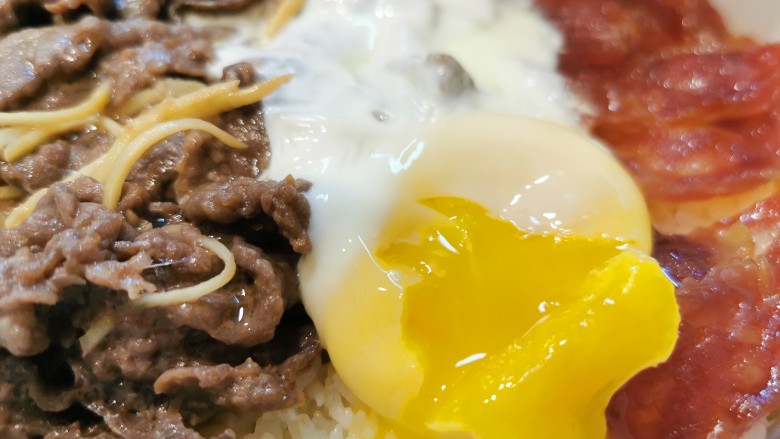 广式煲仔饭,鸡蛋熟得刚刚好，蛋黄流入牛肉和米饭中，更香滑！