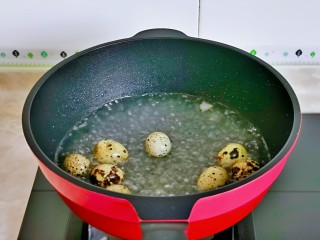 红烧虾,鹌鹑蛋洗干净，冷水下锅，烧开后转中小火煮6分钟，关火捞出过冷水。