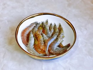 红烧虾,依次做好装盘，加入料酒抓拌腌制10分钟。