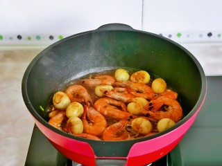 红烧虾,大火收汁，无需收干，有点汤汁更好吃。