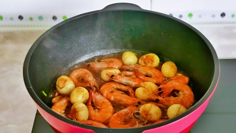 红烧虾,大火收汁，无需收干，有点汤汁更好吃。