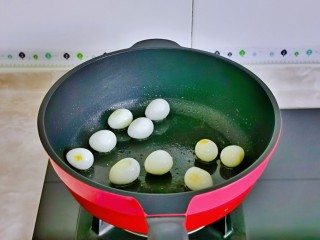 红烧虾,起油锅，加入鹌鹑蛋小火煎至微黄。
