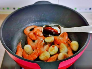红烧虾,加入蚝油。