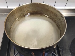 红薯南瓜粥,加入清水，大火加热，这个时候可以不盖锅盖，以免水沸腾后溢出水来。煮至沸腾，转成小火，再煮15分钟。