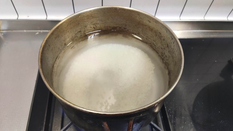 红薯南瓜粥,加入清水，大火加热，这个时候可以不盖锅盖，以免水沸腾后溢出水来。煮至沸腾，转成小火，再煮15分钟。
