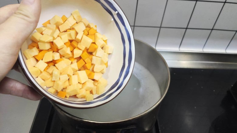 红薯南瓜粥,加入刚才切好的南瓜丁和红薯丁，继续再小火煮10分钟