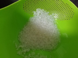 红薯南瓜粥,冲洗两遍，洗掉米上的浮灰。