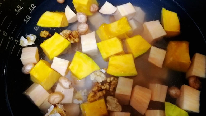 红薯南瓜粥,加到水位线高度的清水。