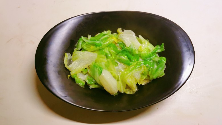 蒜蓉生菜,炒好的生菜装盘。