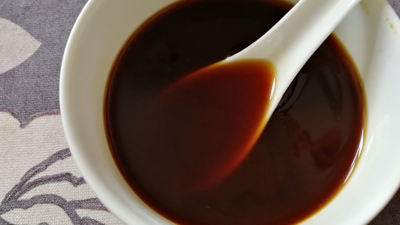 糖醋茄子,加半碗清水搅拌均匀。