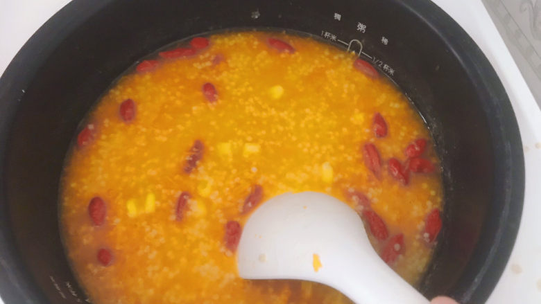 玉米南瓜粥,时间到，香喷喷的玉米南瓜粥就煮好了！