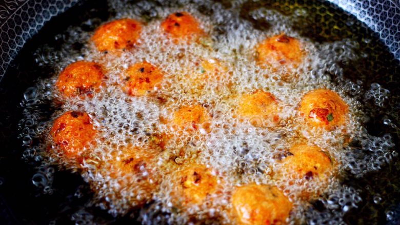 香炸香菇鸡肉丸子,大火炸至丸子定型后，转中火炸至表面金黄色。
