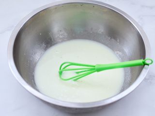 KITTY异形戚风蛋糕,牛奶和花生油倒入打蛋盆中，搅拌至乳化呈乳白色。
