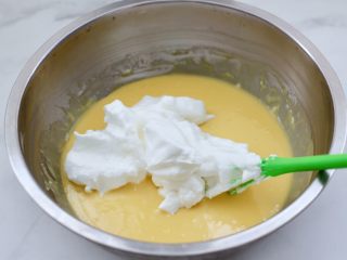 KITTY异形戚风蛋糕,先取三分之一蛋白糊，加入到蛋黄糊里翻拌均匀。