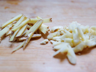 糖醋茄子,姜切细丝，蒜拍碎，再切成小碎末。