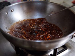 糖醋茄子,锅内糖醋汁炒至冒泡，开始变得浓稠。