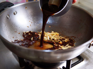 糖醋茄子,糖醋汁再次搅拌均匀倒入锅内，小火炒制。