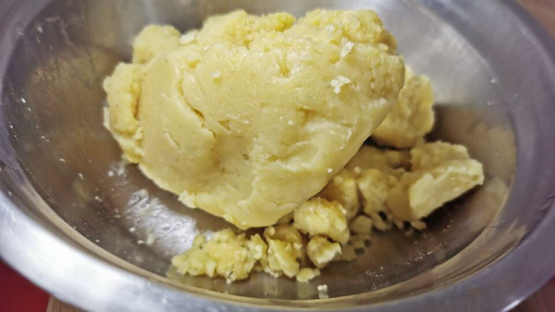 绿豆南瓜子冰皮月饼,从冰箱取出的绿豆泥，待回常温