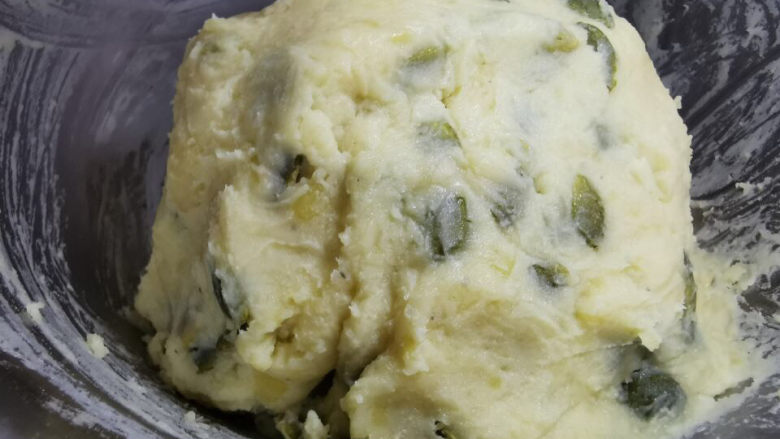 绿豆南瓜子冰皮月饼,拌成团