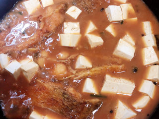 红烧鱼块,加入豆腐，放入少许米醋，继续炖20分钟。