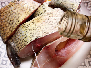 红烧鱼块,倒入料酒、盐、胡椒粉腌制鱼块。