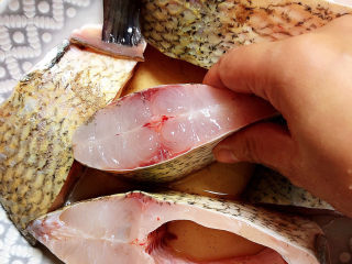 红烧鱼块,将调料均匀涂抹在鱼块四周，腌制半小时。