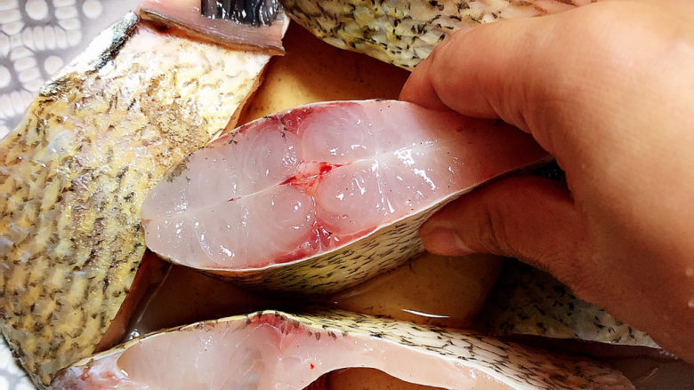 红烧鱼块,将调料均匀涂抹在鱼块四周，腌制半小时。