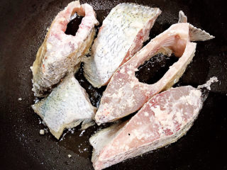 红烧鱼块,锅中倒入油，加热至五成热，放入鱼块煎至焦黄。
