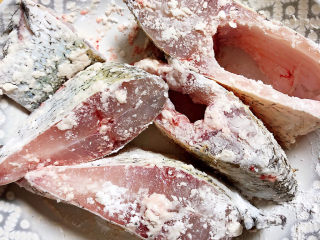 红烧鱼块,腌制好的鱼块将汤汁倒掉，撒上一层淀粉，抹匀。