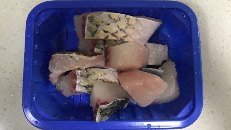 红烧鱼块,鱼肉洗干净切块。