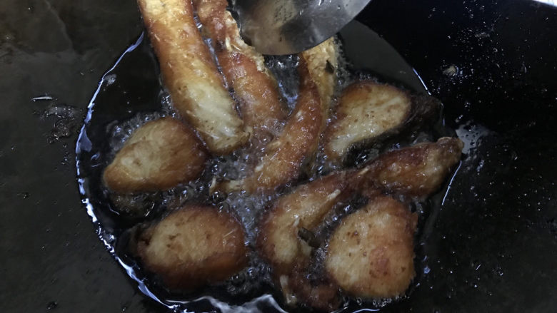 红烧鱼块,炸的过程中不要频繁翻动。找好后捞起沥干油