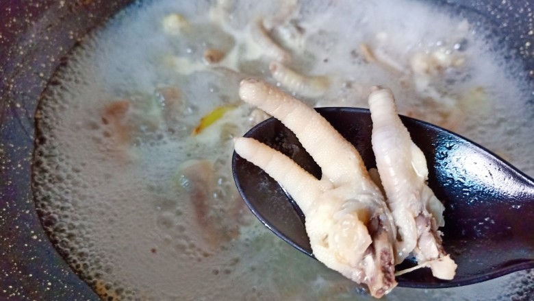 干锅西兰花,等到鸡爪煮熟捞出控水。