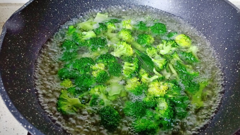 干锅西兰花,另起锅加水烧开，放入西兰花焯水，加一点点盐。想要做好的西兰花颜色碧绿，可以加一点点的小苏打，焯水一分钟捞出控水。