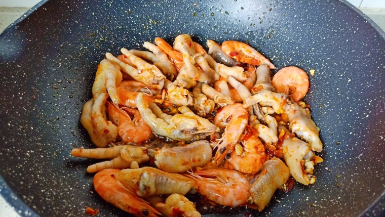 干锅西兰花,放入焯好的鸡爪与对虾翻炒一下。