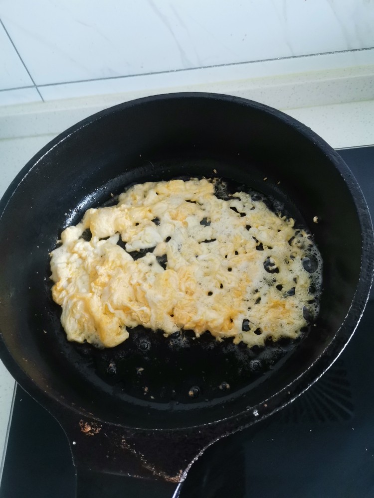 蔬菜什锦炒饭,锅中放底油，先炒鸡蛋
