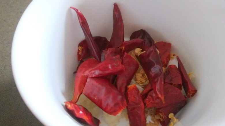 糖醋包菜,干辣椒剪成两段放入碗中。