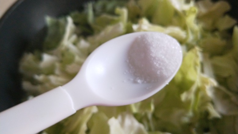 糖醋包菜,加入适量盐保持绿色。
