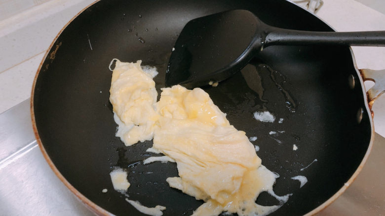 包菜炒粉丝,锅内热油打入一颗鸡蛋炒熟。