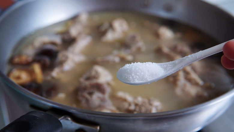 黄芪香菇猪骨汤,加盐调味，咸淡也可以依据自己的口味酌情添减。